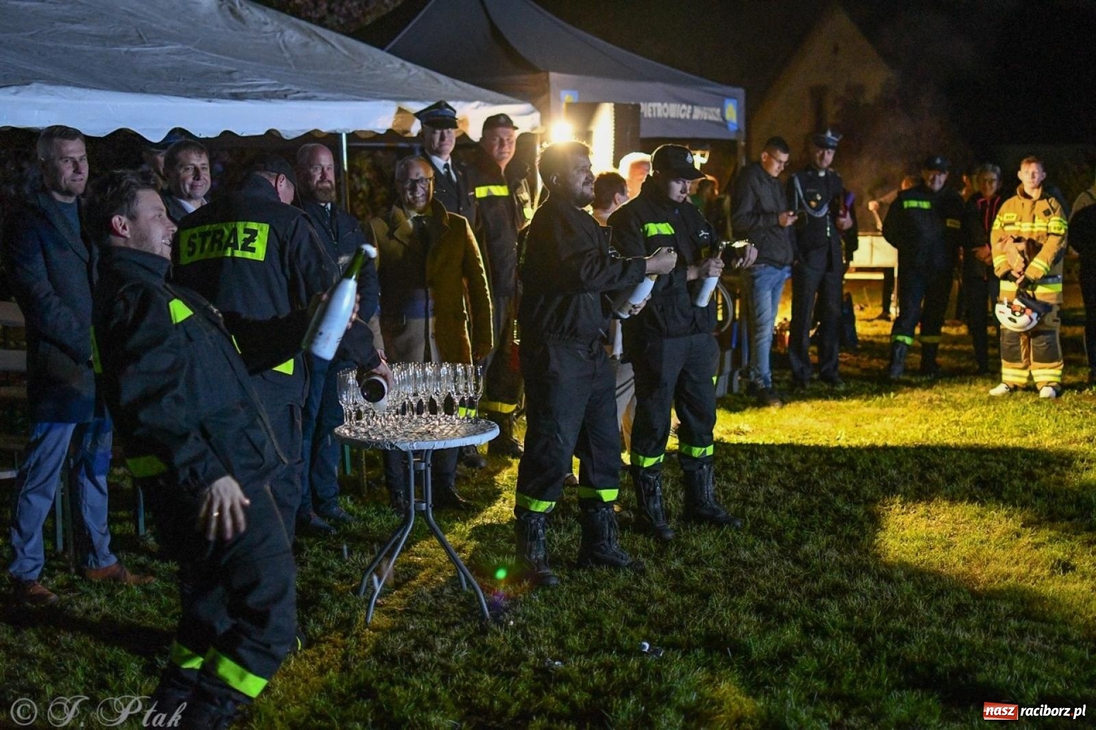 Zdjęcie w galerii na portalu naszraciborz.pl: W końcu mają czym wyjeżdżać do akcji. OSP Gródczanki mają nowy lekki wóz strażacki wiadomości z regionu