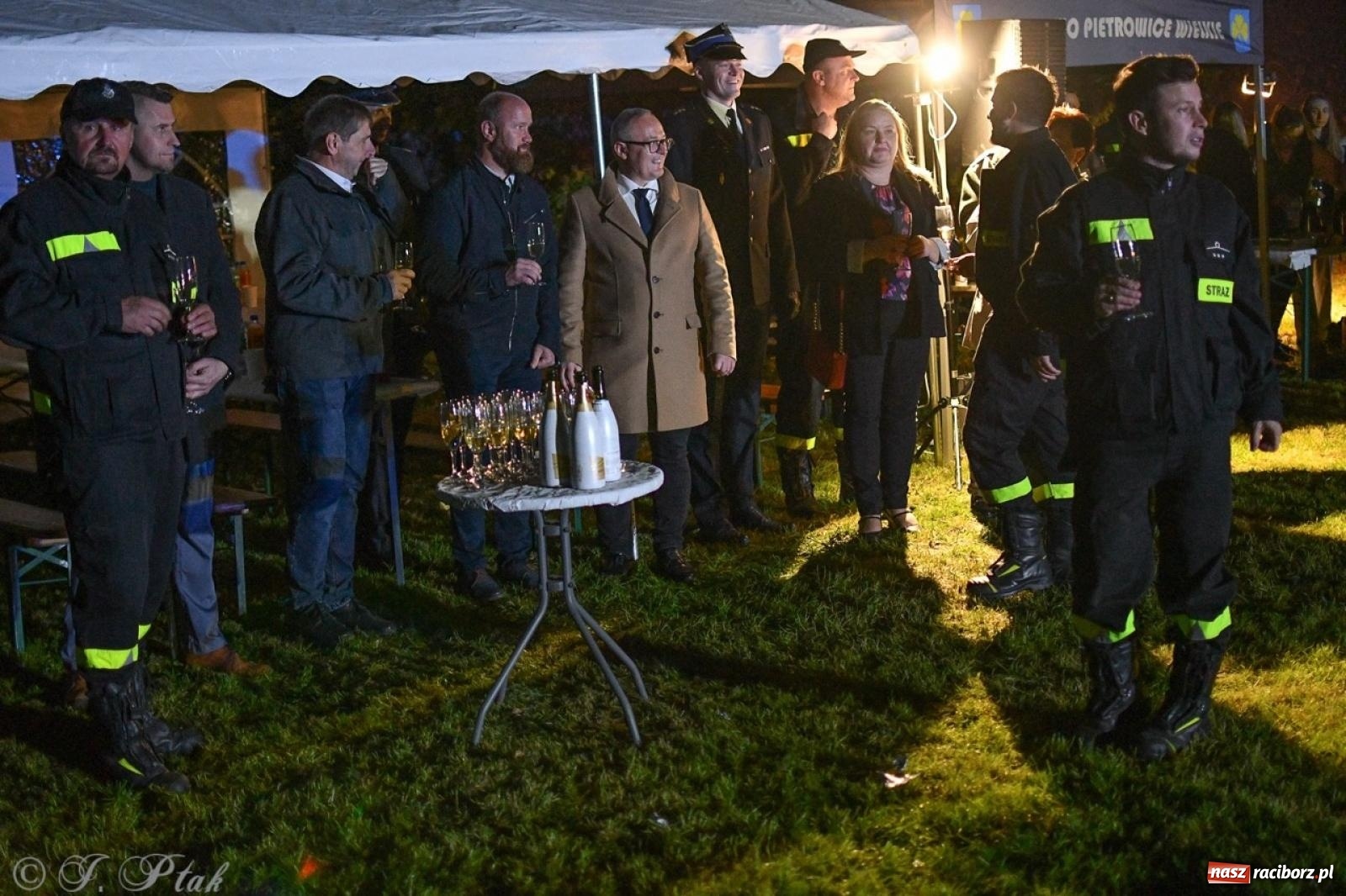 Zdjęcie w galerii na portalu naszraciborz.pl: W końcu mają czym wyjeżdżać do akcji. OSP Gródczanki mają nowy lekki wóz strażacki wiadomości z regionu