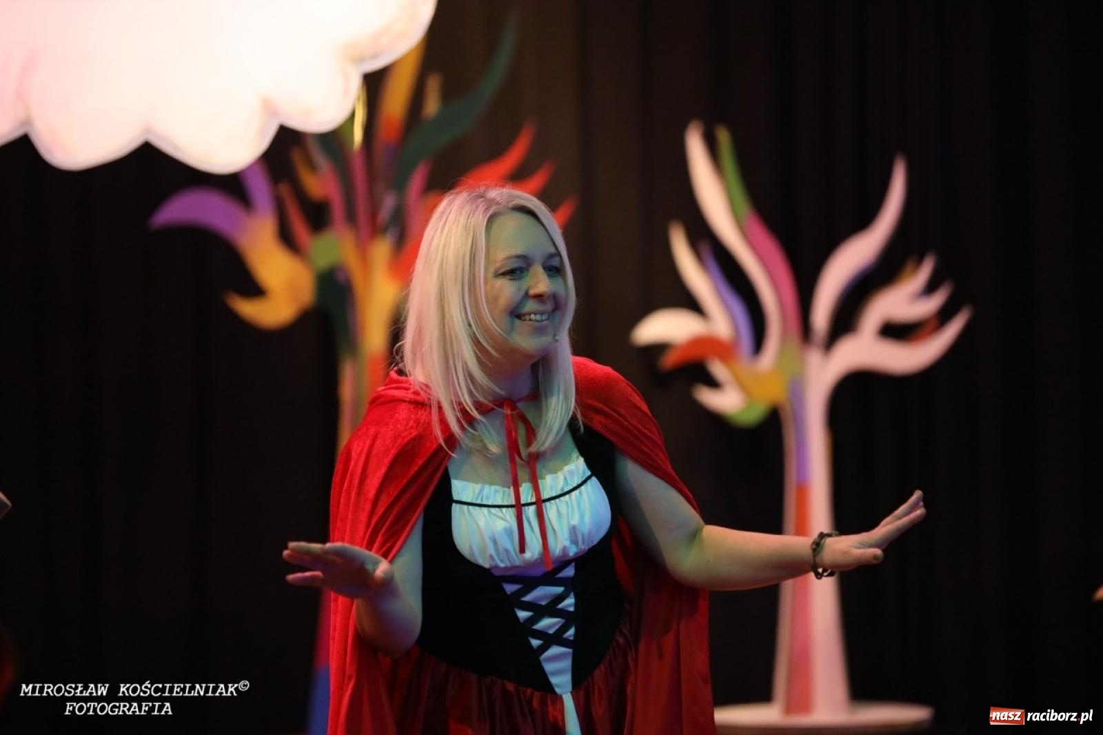 Zdjęcie w galerii na portalu naszraciborz.pl: Muzyczna podróż z Czerwonym Kapturkiem – koncert Maluchy w krainie dźwięku wiadomości z regionu