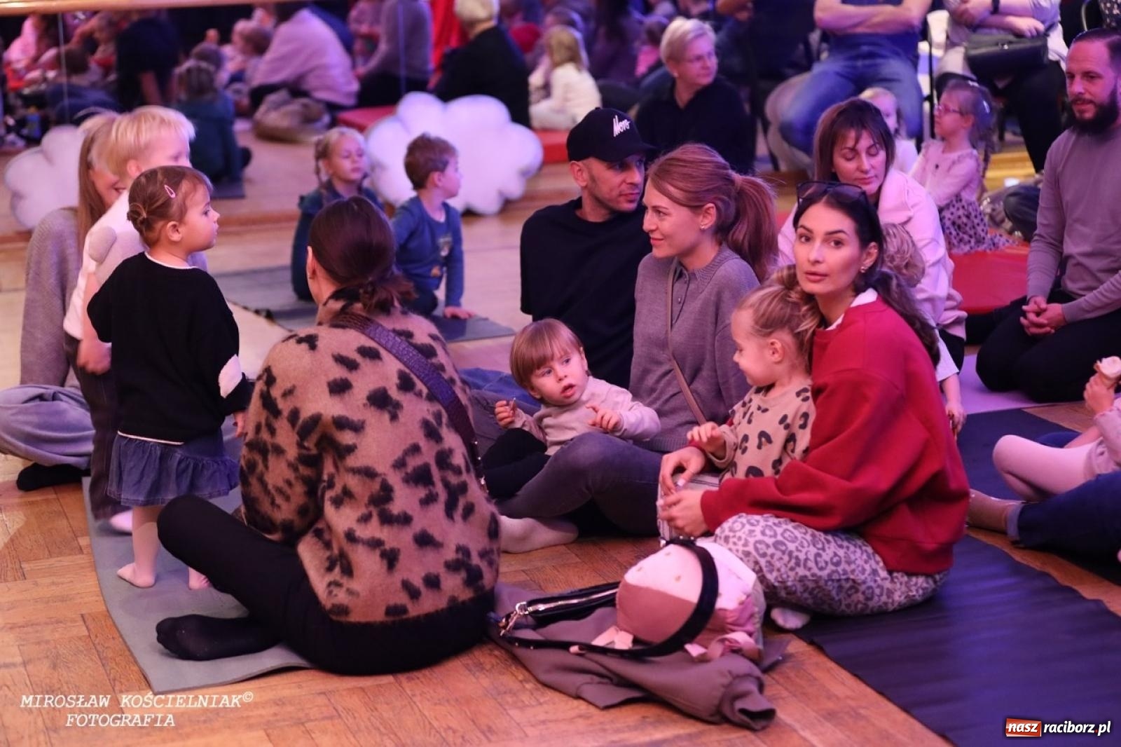 Zdjęcie w galerii na portalu naszraciborz.pl: Muzyczna podróż z Czerwonym Kapturkiem – koncert Maluchy w krainie dźwięku wiadomości z regionu