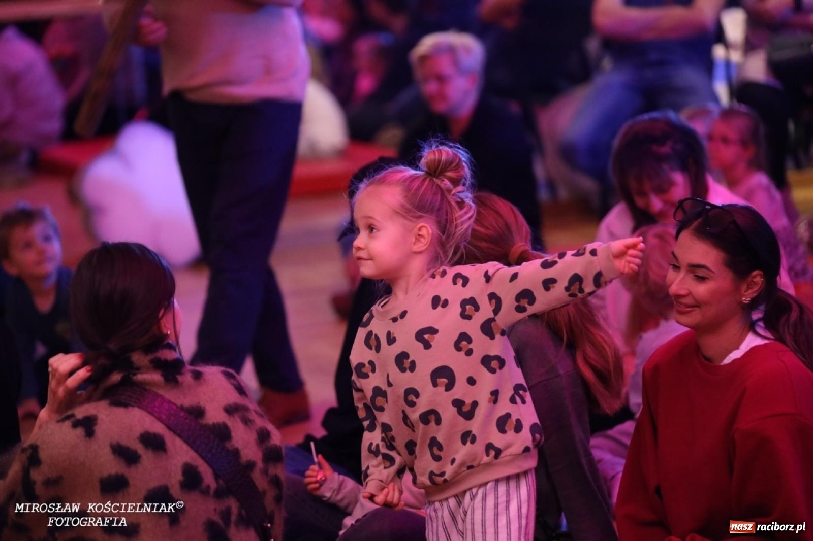 Zdjęcie w galerii na portalu naszraciborz.pl: Muzyczna podróż z Czerwonym Kapturkiem – koncert Maluchy w krainie dźwięku wiadomości z regionu