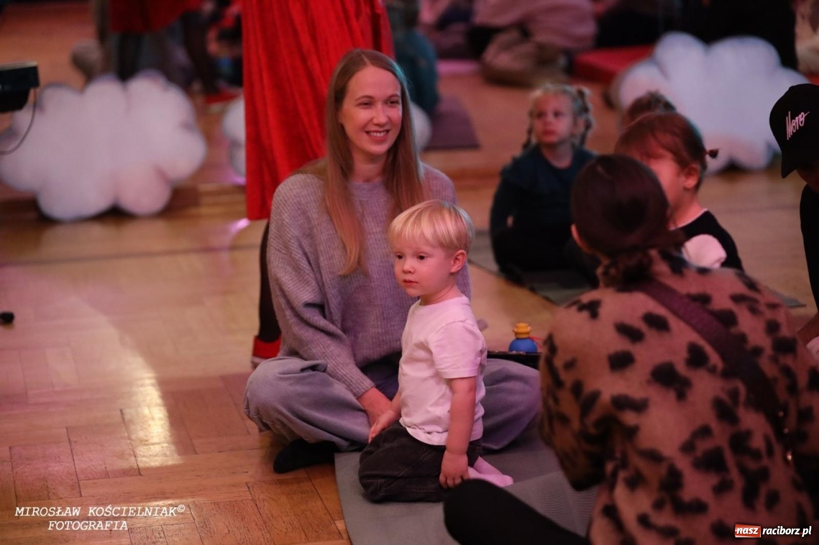 Zdjęcie w galerii na portalu naszraciborz.pl: Muzyczna podróż z Czerwonym Kapturkiem – koncert Maluchy w krainie dźwięku wiadomości z regionu