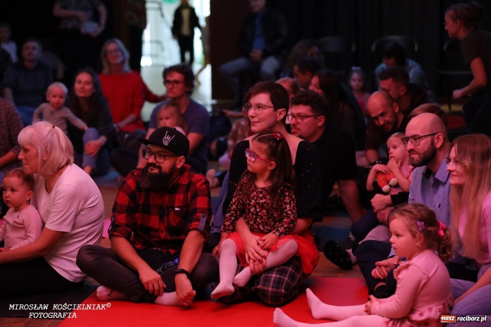 Zdjęcie w galerii na portalu naszraciborz.pl: Muzyczna podróż z Czerwonym Kapturkiem – koncert Maluchy w krainie dźwięku wiadomości z regionu