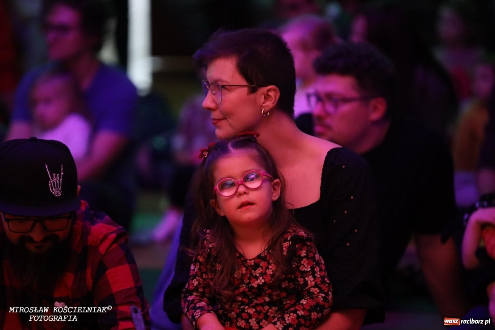 Zdjęcie w galerii na portalu naszraciborz.pl: Muzyczna podróż z Czerwonym Kapturkiem – koncert Maluchy w krainie dźwięku wiadomości z regionu