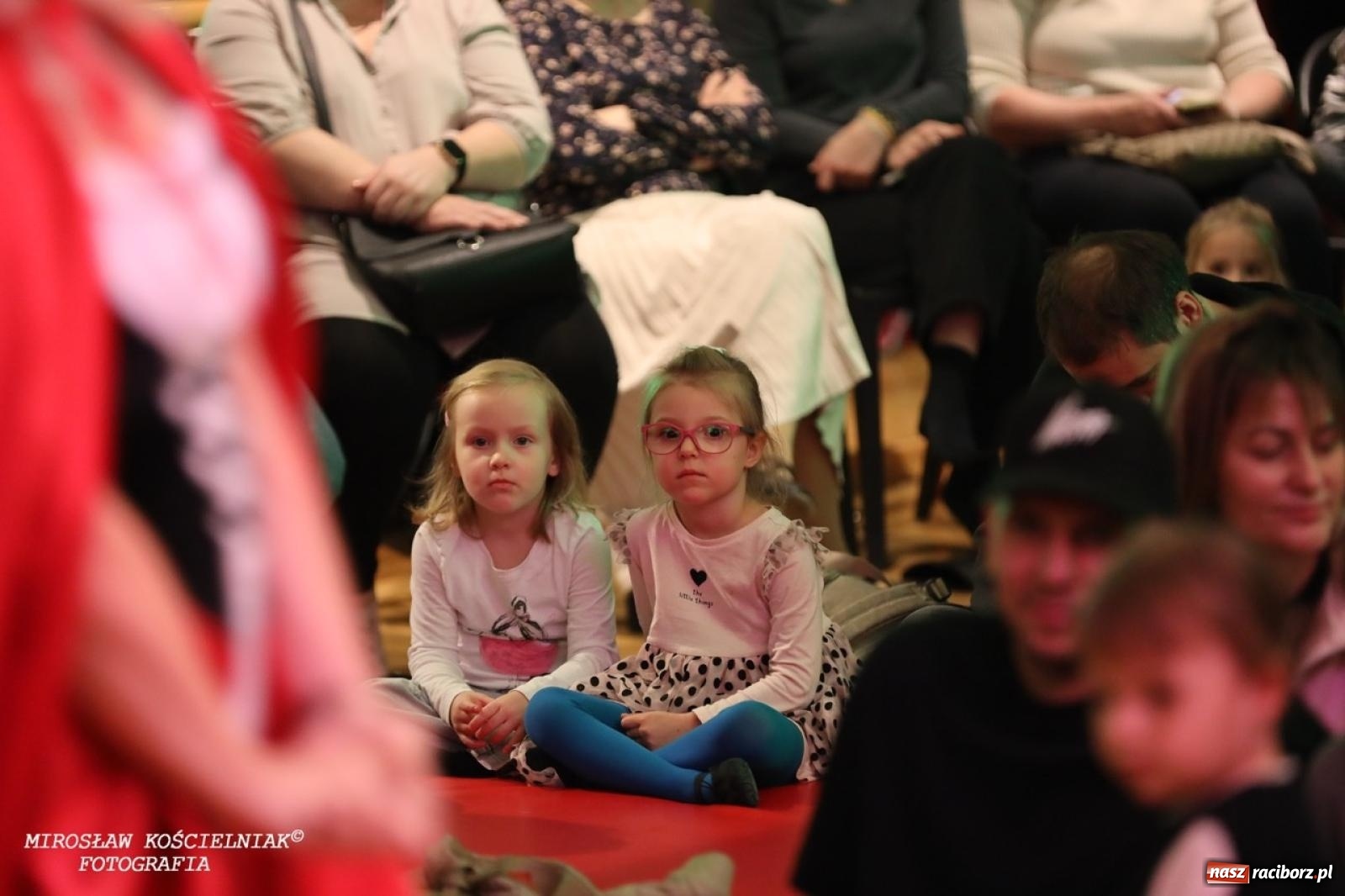 Zdjęcie w galerii na portalu naszraciborz.pl: Muzyczna podróż z Czerwonym Kapturkiem – koncert Maluchy w krainie dźwięku wiadomości z regionu