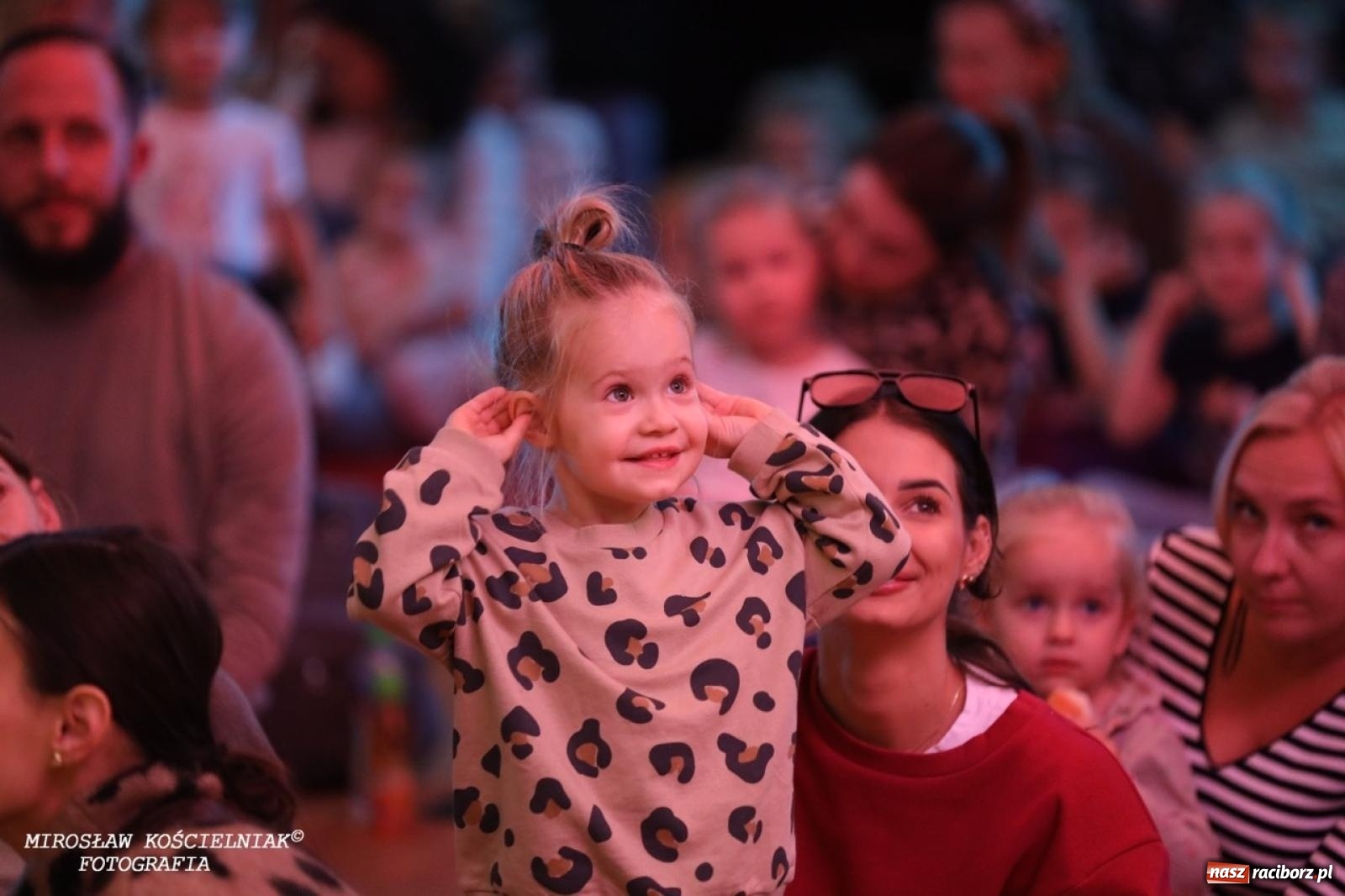 Zdjęcie w galerii na portalu naszraciborz.pl: Muzyczna podróż z Czerwonym Kapturkiem – koncert Maluchy w krainie dźwięku wiadomości z regionu