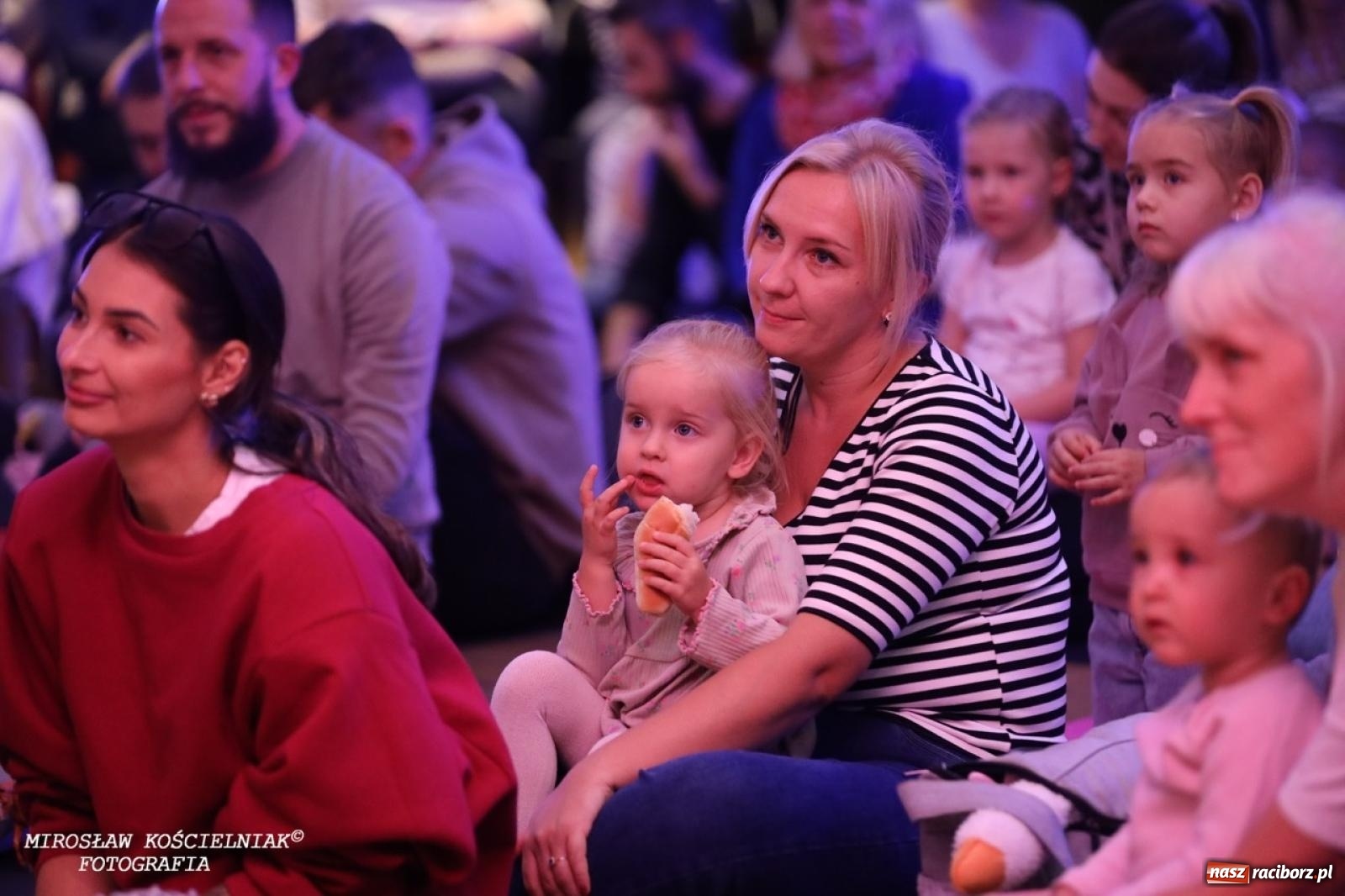 Zdjęcie w galerii na portalu naszraciborz.pl: Muzyczna podróż z Czerwonym Kapturkiem – koncert Maluchy w krainie dźwięku wiadomości z regionu