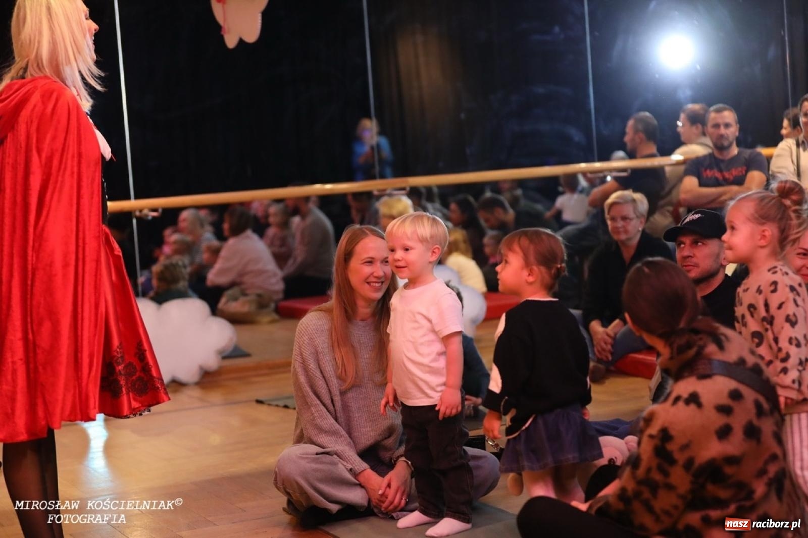 Zdjęcie w galerii na portalu naszraciborz.pl: Muzyczna podróż z Czerwonym Kapturkiem – koncert Maluchy w krainie dźwięku wiadomości z regionu