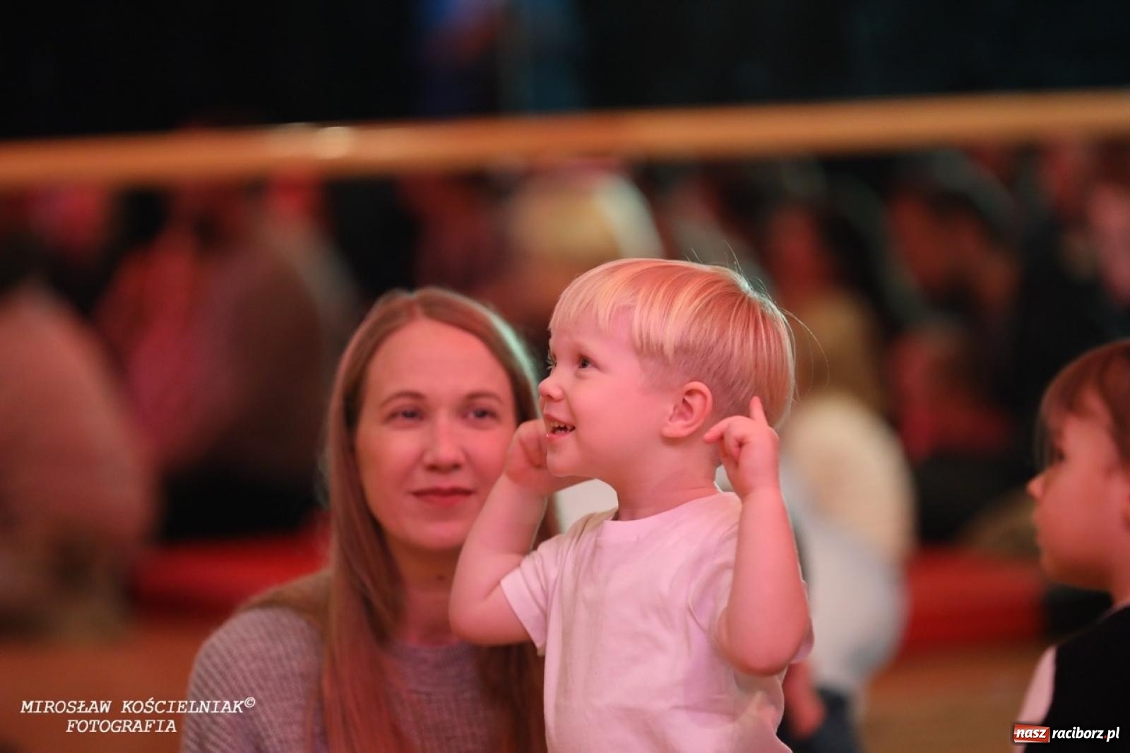 Zdjęcie w galerii na portalu naszraciborz.pl: Muzyczna podróż z Czerwonym Kapturkiem – koncert Maluchy w krainie dźwięku wiadomości z regionu