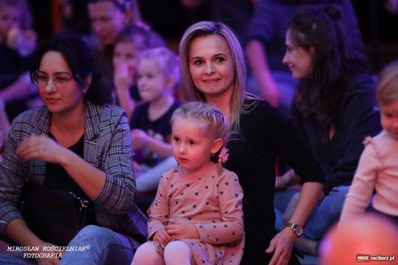 Zdjęcie w galerii na portalu naszraciborz.pl: Muzyczna podróż z Czerwonym Kapturkiem – koncert Maluchy w krainie dźwięku wiadomości z regionu