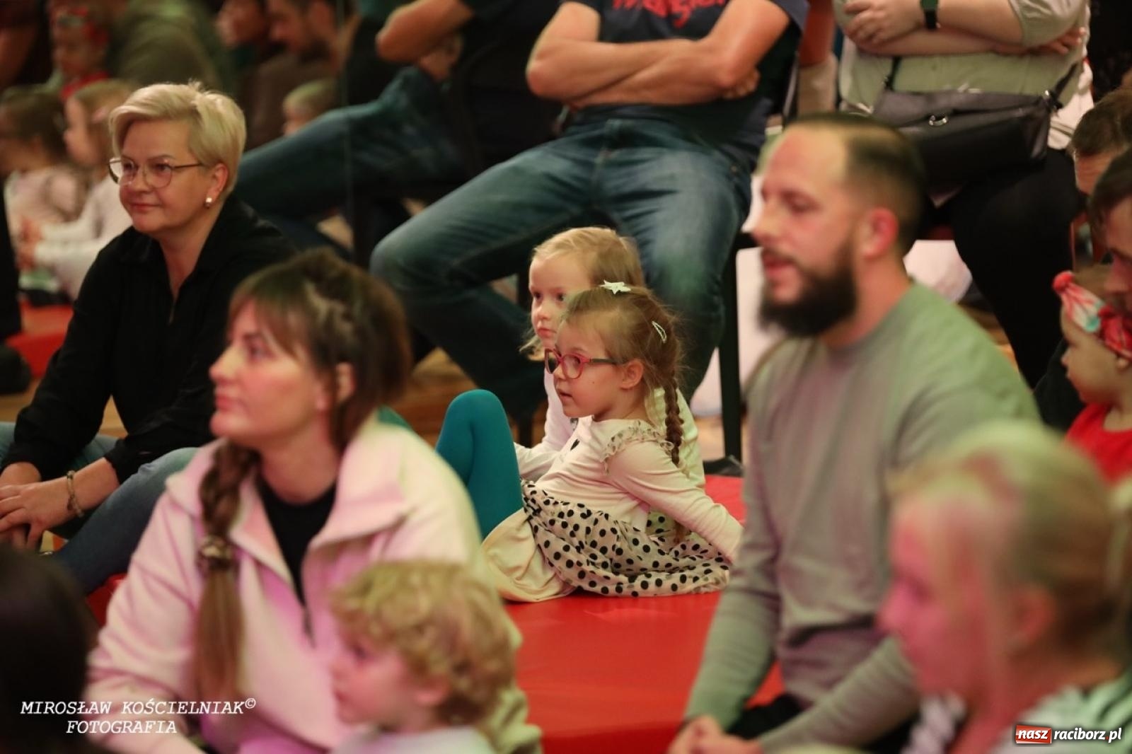 Zdjęcie w galerii na portalu naszraciborz.pl: Muzyczna podróż z Czerwonym Kapturkiem – koncert Maluchy w krainie dźwięku wiadomości z regionu