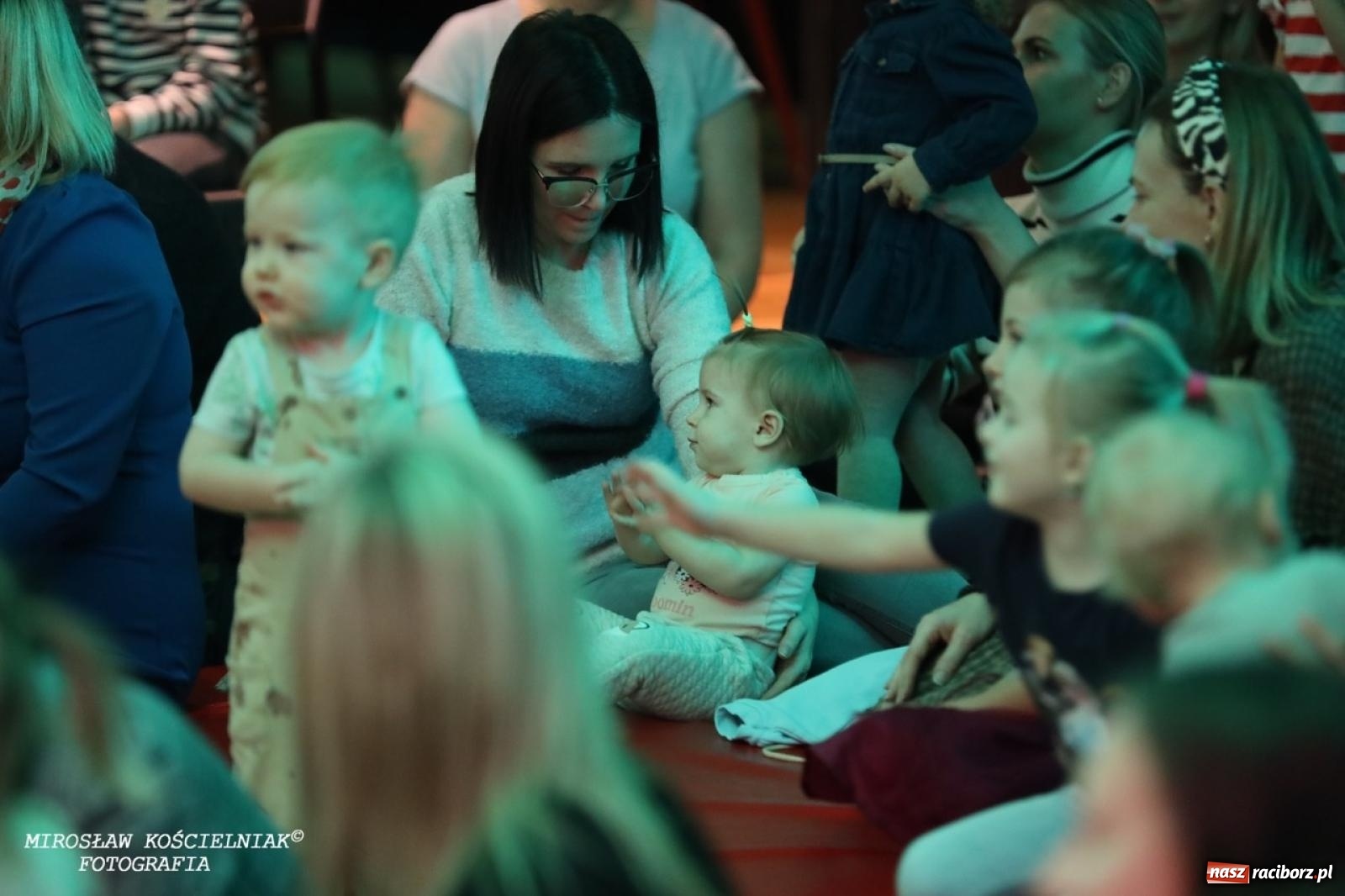 Zdjęcie w galerii na portalu naszraciborz.pl: Muzyczna podróż z Czerwonym Kapturkiem – koncert Maluchy w krainie dźwięku wiadomości z regionu