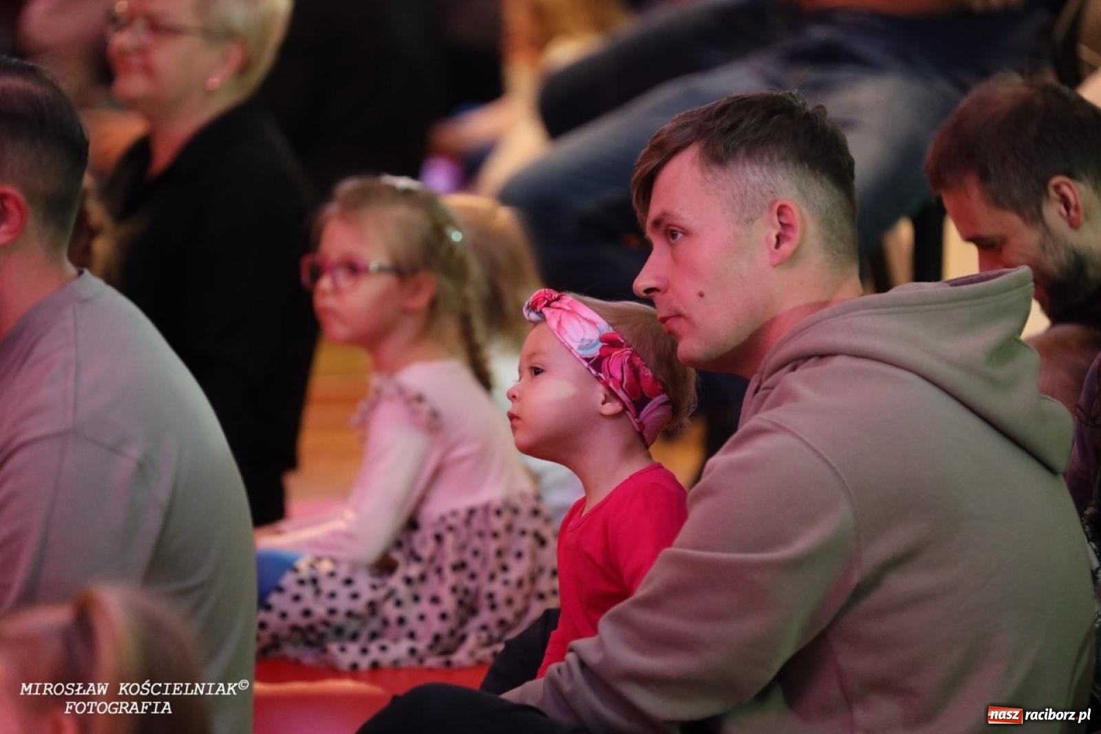 Zdjęcie w galerii na portalu naszraciborz.pl: Muzyczna podróż z Czerwonym Kapturkiem – koncert Maluchy w krainie dźwięku wiadomości z regionu