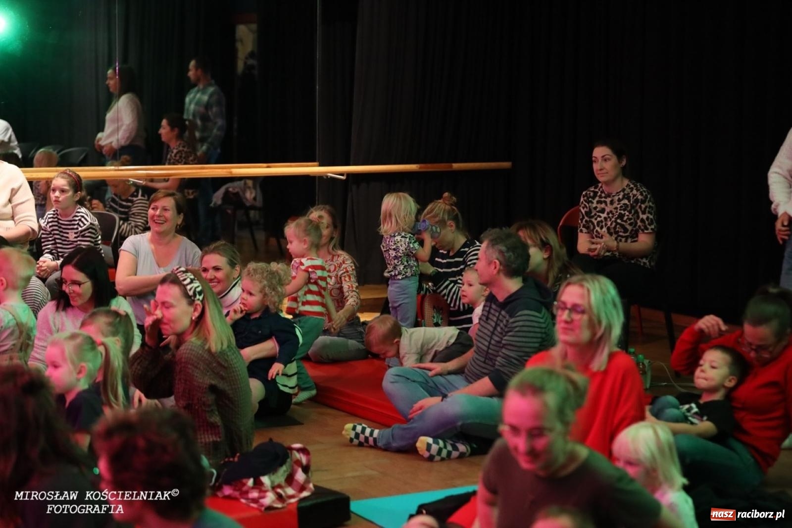 Zdjęcie w galerii na portalu naszraciborz.pl: Muzyczna podróż z Czerwonym Kapturkiem – koncert Maluchy w krainie dźwięku wiadomości z regionu