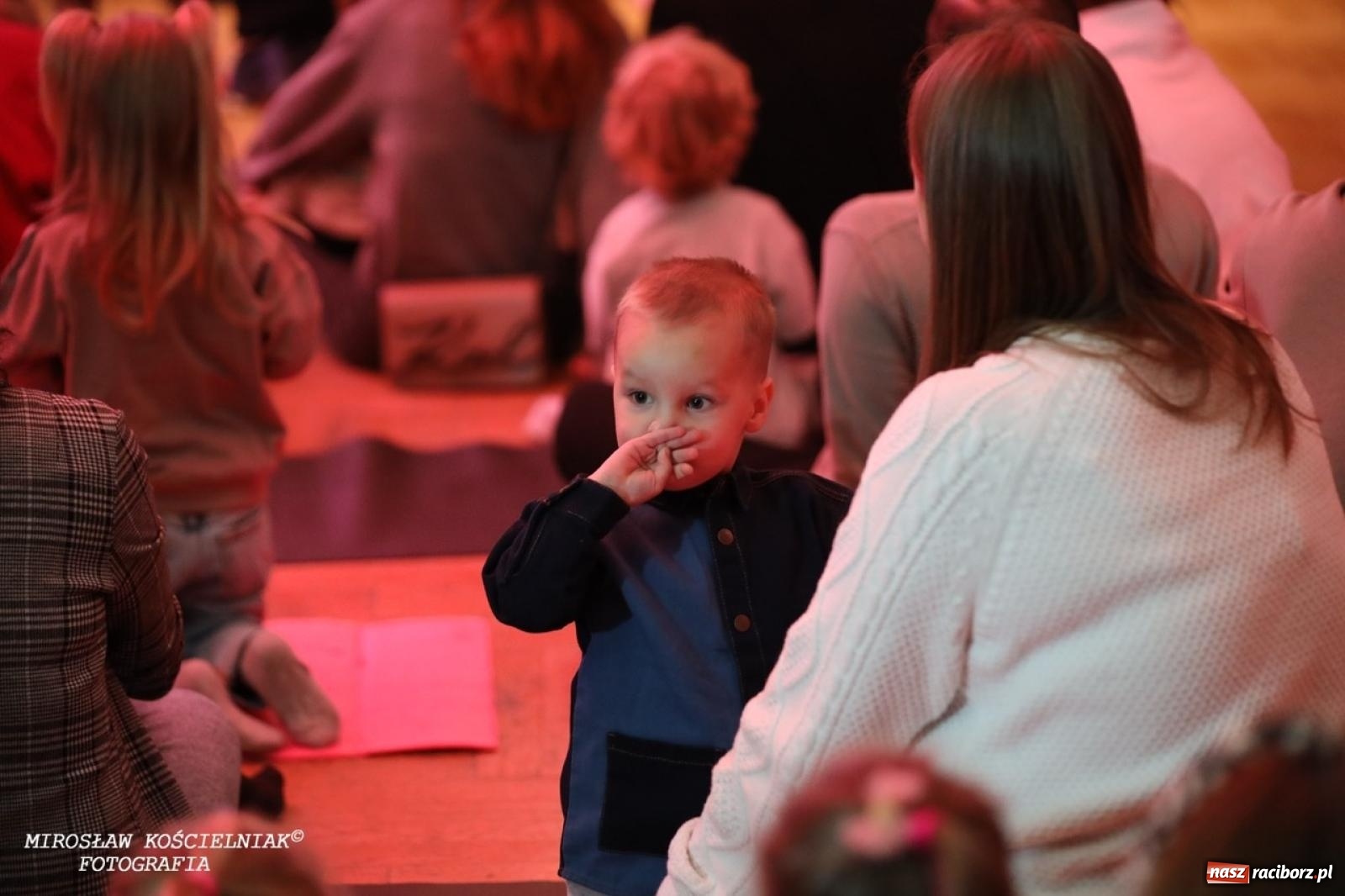 Zdjęcie w galerii na portalu naszraciborz.pl: Muzyczna podróż z Czerwonym Kapturkiem – koncert Maluchy w krainie dźwięku wiadomości z regionu