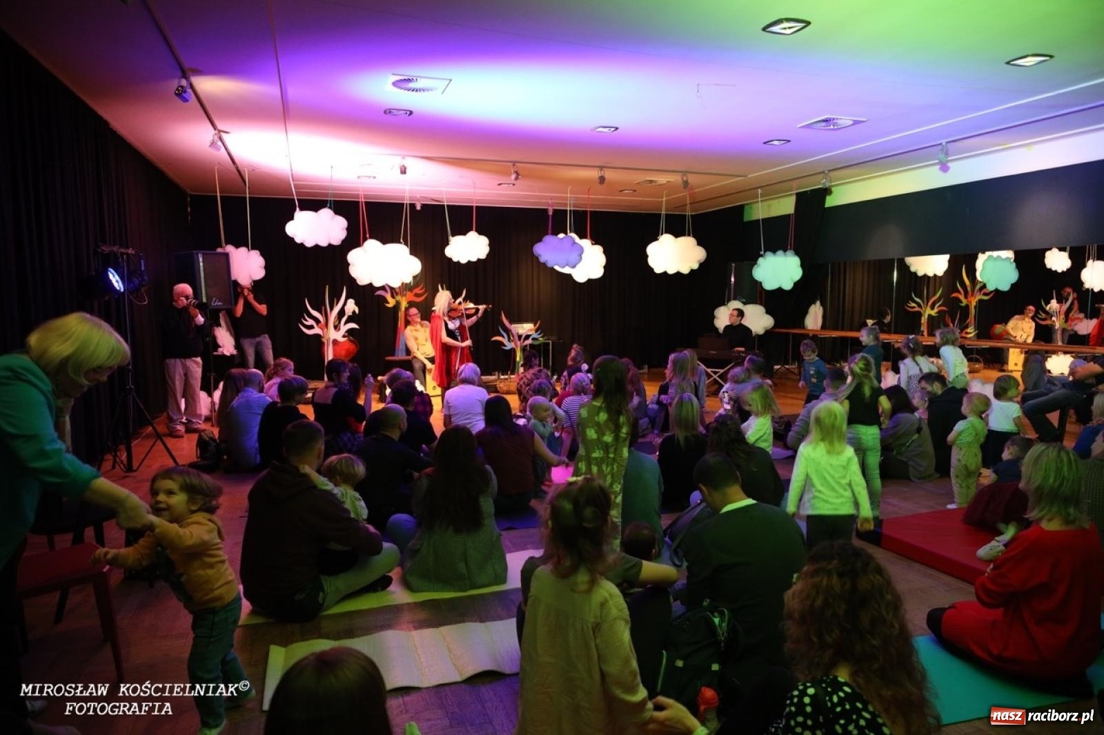 Zdjęcie w galerii na portalu naszraciborz.pl: Muzyczna podróż z Czerwonym Kapturkiem – koncert Maluchy w krainie dźwięku wiadomości z regionu