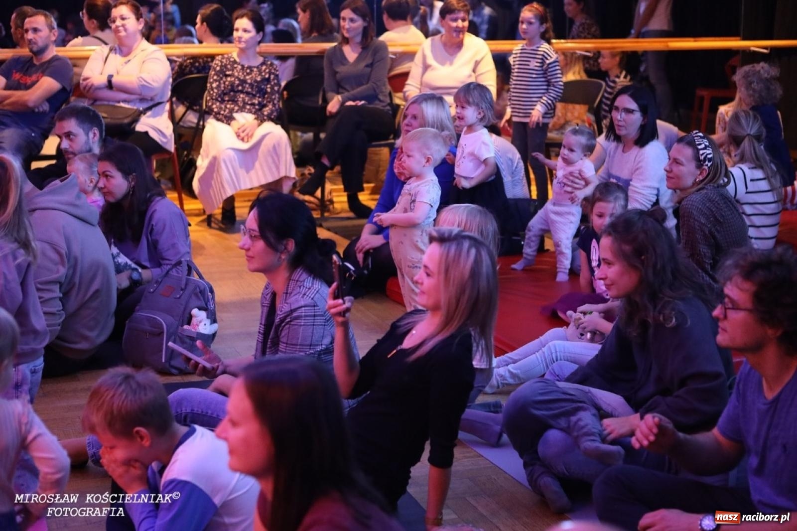 Zdjęcie w galerii na portalu naszraciborz.pl: Muzyczna podróż z Czerwonym Kapturkiem – koncert Maluchy w krainie dźwięku wiadomości z regionu