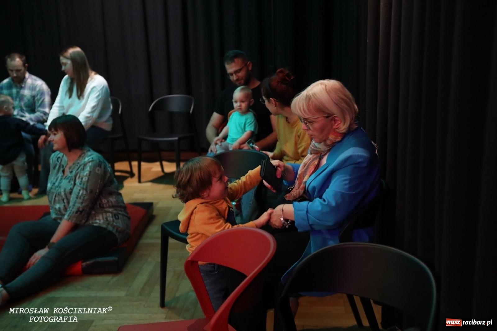 Zdjęcie w galerii na portalu naszraciborz.pl: Muzyczna podróż z Czerwonym Kapturkiem – koncert Maluchy w krainie dźwięku wiadomości z regionu