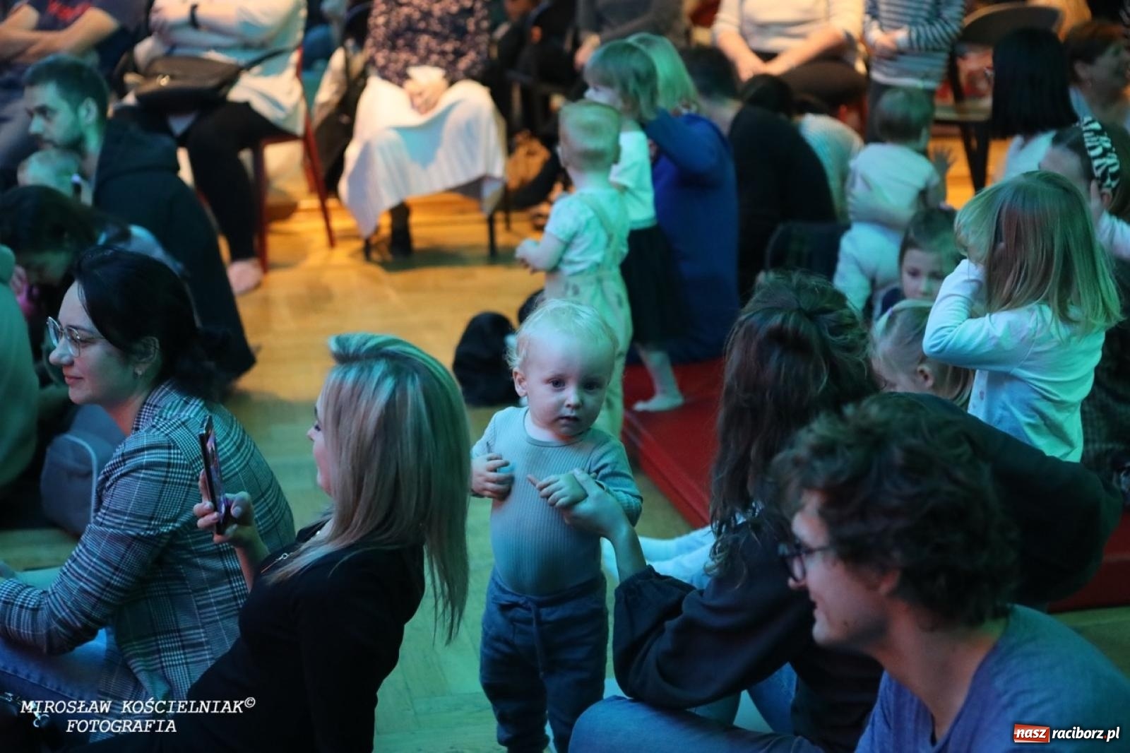 Zdjęcie w galerii na portalu naszraciborz.pl: Muzyczna podróż z Czerwonym Kapturkiem – koncert Maluchy w krainie dźwięku wiadomości z regionu