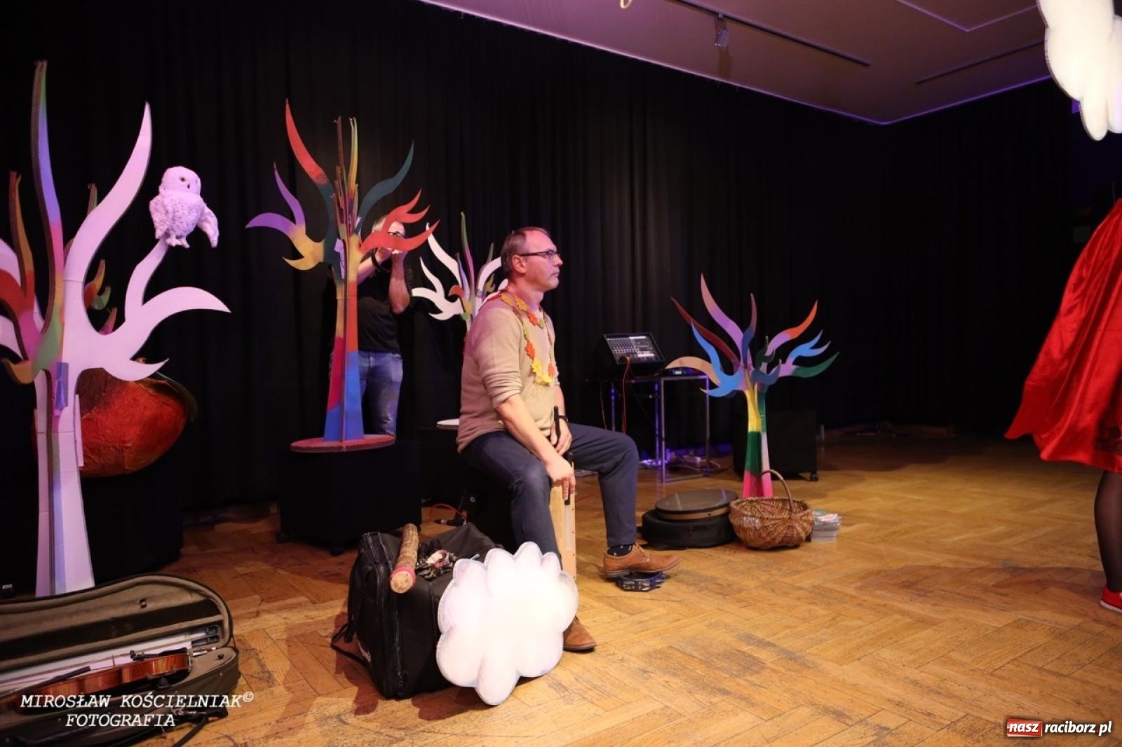 Zdjęcie w galerii na portalu naszraciborz.pl: Muzyczna podróż z Czerwonym Kapturkiem – koncert Maluchy w krainie dźwięku wiadomości z regionu