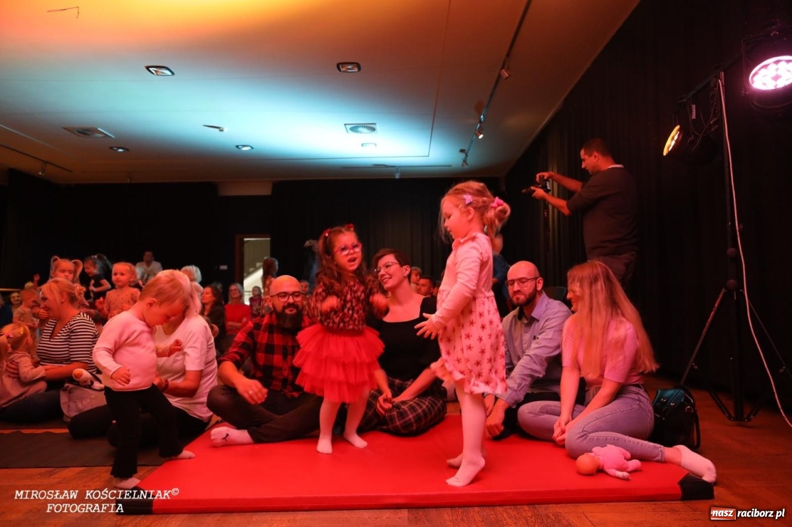 Zdjęcie w galerii na portalu naszraciborz.pl: Muzyczna podróż z Czerwonym Kapturkiem – koncert Maluchy w krainie dźwięku wiadomości z regionu