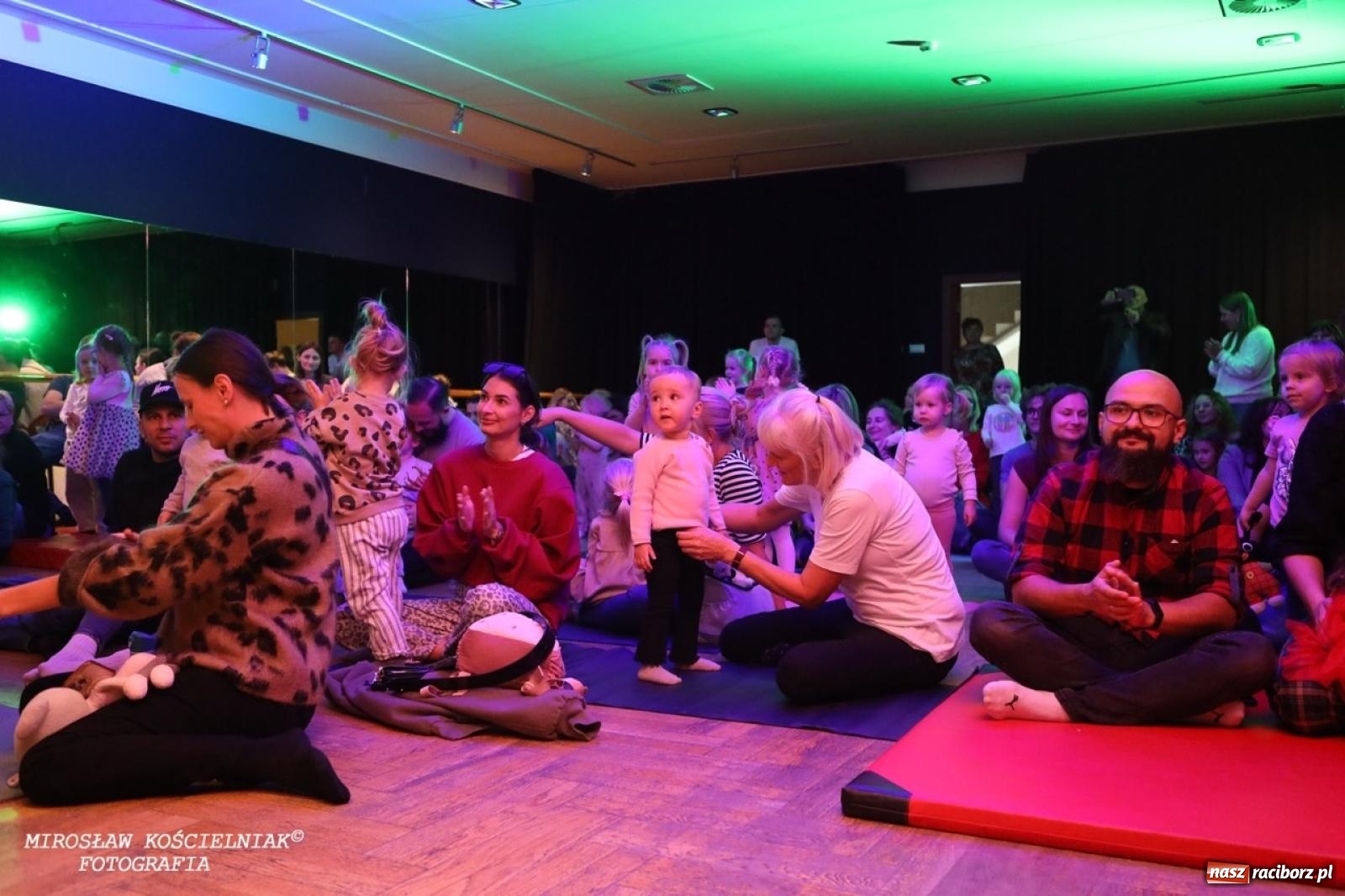 Zdjęcie w galerii na portalu naszraciborz.pl: Muzyczna podróż z Czerwonym Kapturkiem – koncert Maluchy w krainie dźwięku wiadomości z regionu