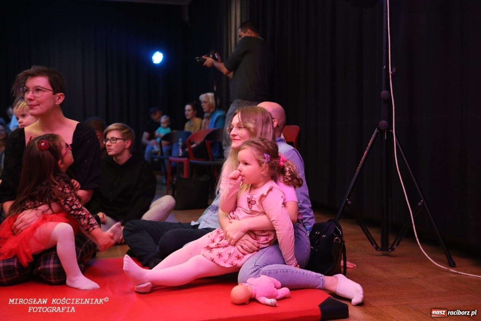 Zdjęcie w galerii na portalu naszraciborz.pl: Muzyczna podróż z Czerwonym Kapturkiem – koncert Maluchy w krainie dźwięku wiadomości z regionu