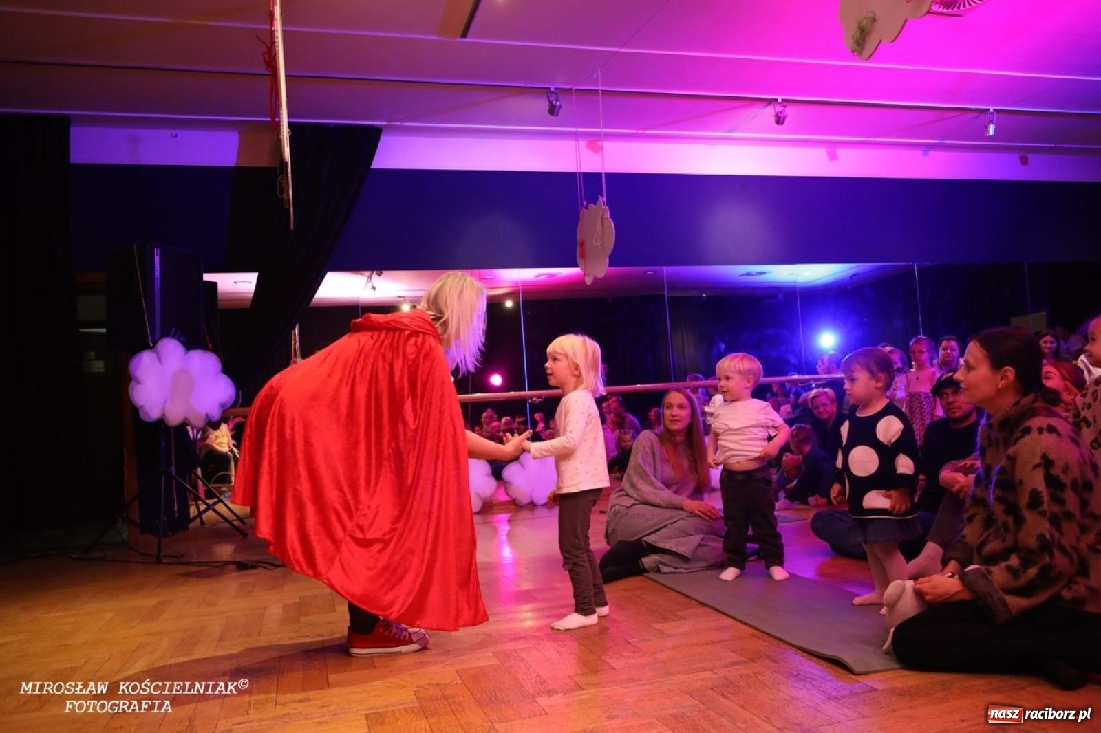 Zdjęcie w galerii na portalu naszraciborz.pl: Muzyczna podróż z Czerwonym Kapturkiem – koncert Maluchy w krainie dźwięku wiadomości z regionu