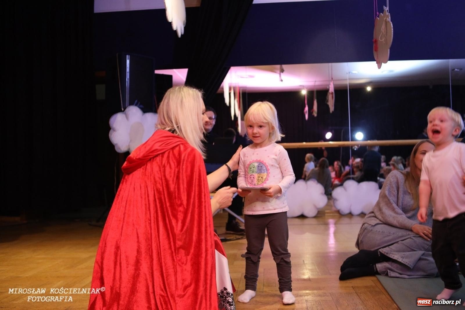 Zdjęcie w galerii na portalu naszraciborz.pl: Muzyczna podróż z Czerwonym Kapturkiem – koncert Maluchy w krainie dźwięku wiadomości z regionu