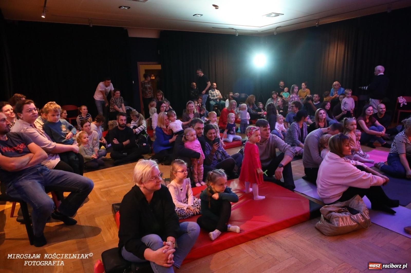 Zdjęcie w galerii na portalu naszraciborz.pl: Muzyczna podróż z Czerwonym Kapturkiem – koncert Maluchy w krainie dźwięku wiadomości z regionu