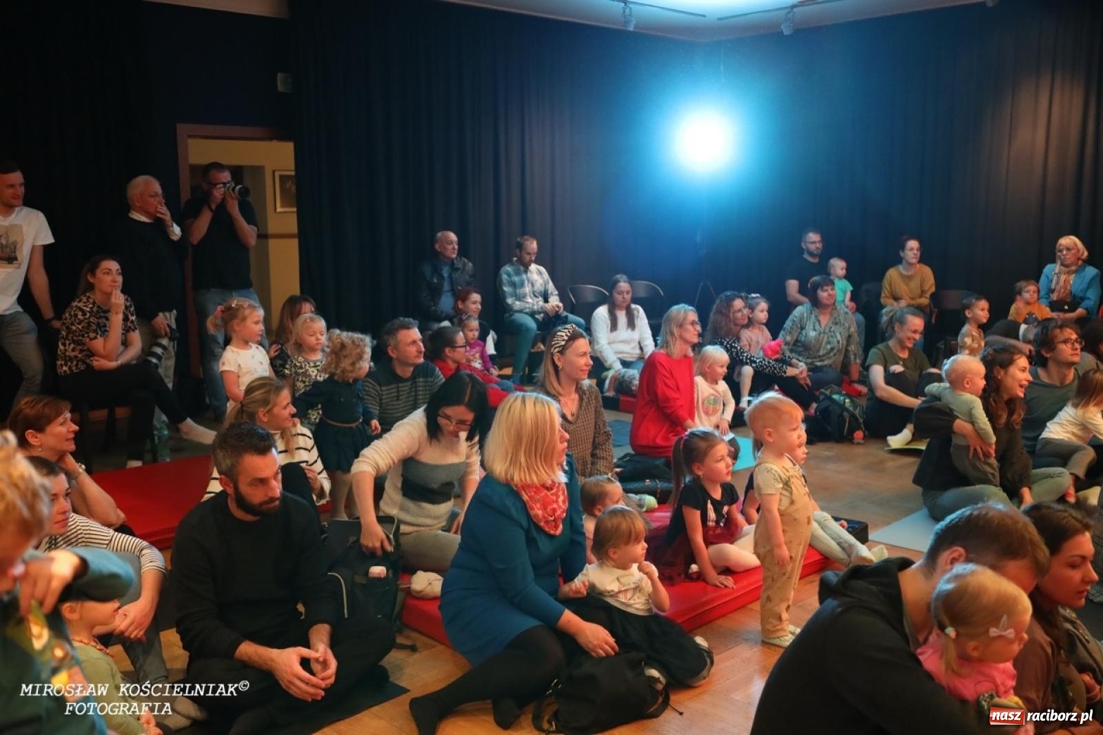 Zdjęcie w galerii na portalu naszraciborz.pl: Muzyczna podróż z Czerwonym Kapturkiem – koncert Maluchy w krainie dźwięku wiadomości z regionu