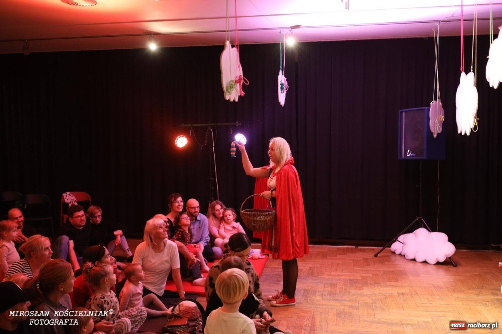 Zdjęcie w galerii na portalu naszraciborz.pl: Muzyczna podróż z Czerwonym Kapturkiem – koncert Maluchy w krainie dźwięku wiadomości z regionu