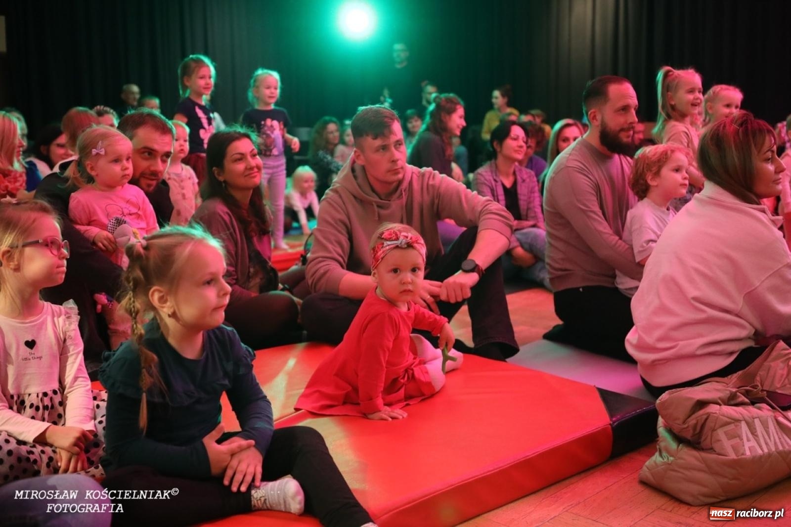 Zdjęcie w galerii na portalu naszraciborz.pl: Muzyczna podróż z Czerwonym Kapturkiem – koncert Maluchy w krainie dźwięku wiadomości z regionu