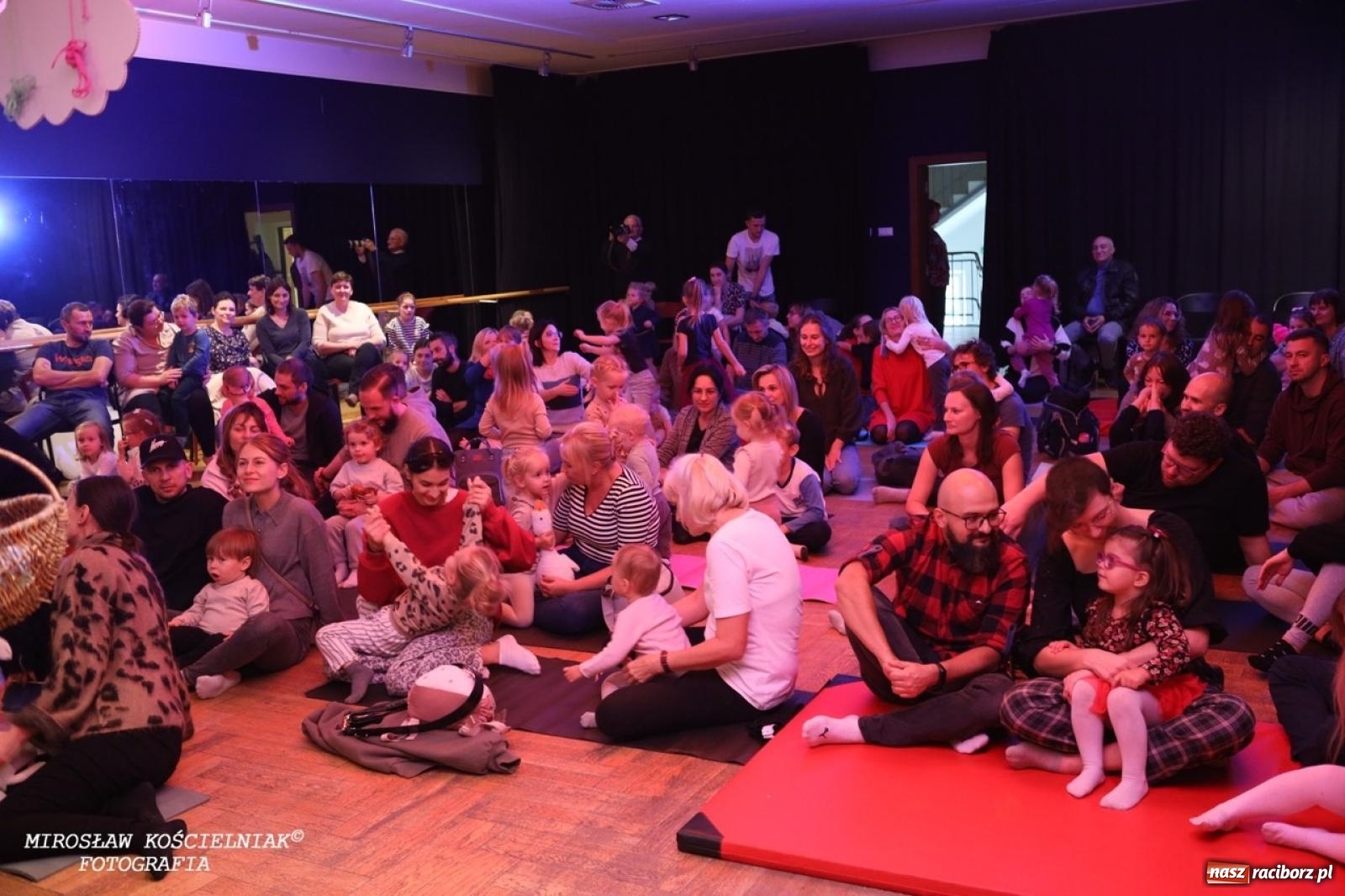 Zdjęcie w galerii na portalu naszraciborz.pl: Muzyczna podróż z Czerwonym Kapturkiem – koncert Maluchy w krainie dźwięku wiadomości z regionu