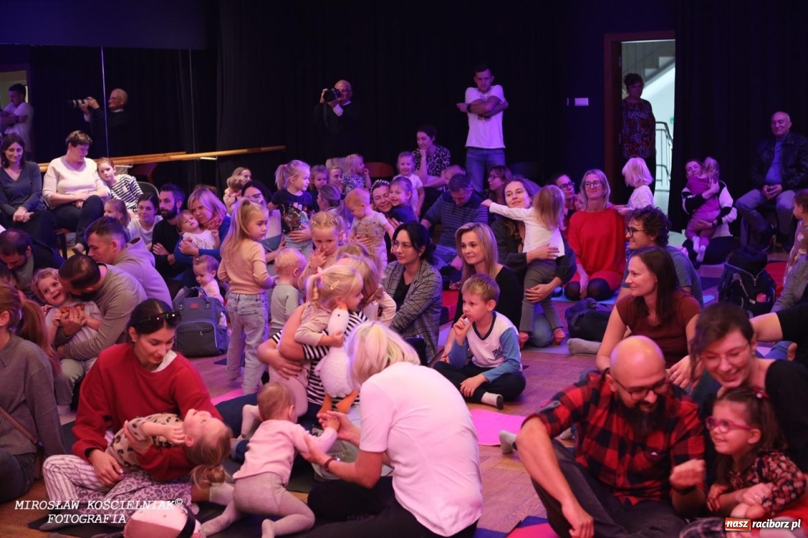 Zdjęcie w galerii na portalu naszraciborz.pl: Muzyczna podróż z Czerwonym Kapturkiem – koncert Maluchy w krainie dźwięku wiadomości z regionu