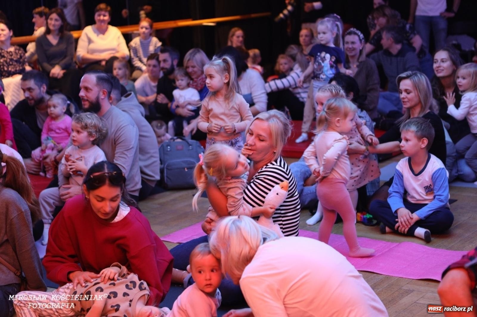 Zdjęcie w galerii na portalu naszraciborz.pl: Muzyczna podróż z Czerwonym Kapturkiem – koncert Maluchy w krainie dźwięku wiadomości z regionu