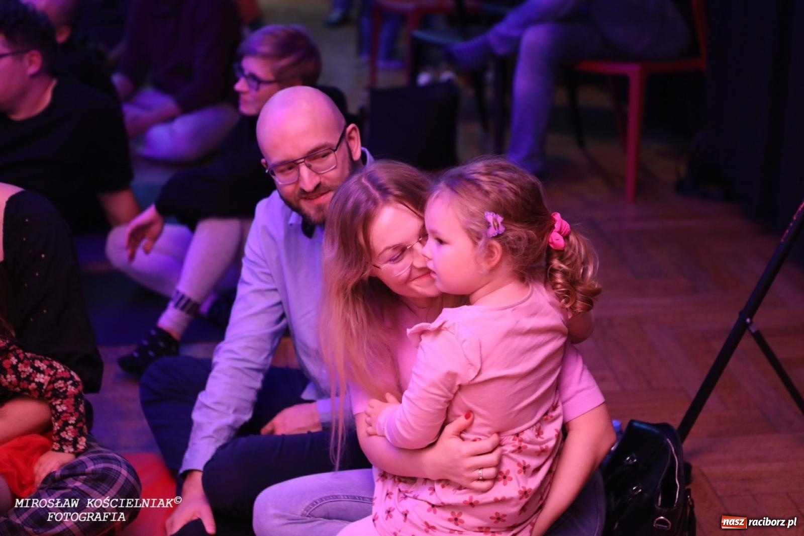 Zdjęcie w galerii na portalu naszraciborz.pl: Muzyczna podróż z Czerwonym Kapturkiem – koncert Maluchy w krainie dźwięku wiadomości z regionu