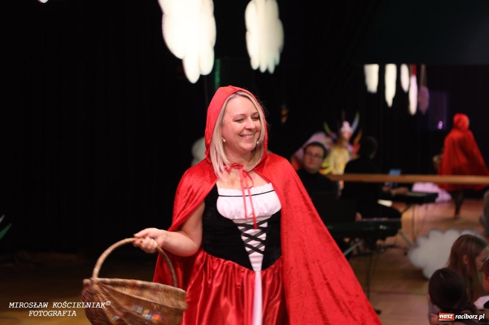 Zdjęcie w galerii na portalu naszraciborz.pl: Muzyczna podróż z Czerwonym Kapturkiem – koncert Maluchy w krainie dźwięku wiadomości z regionu