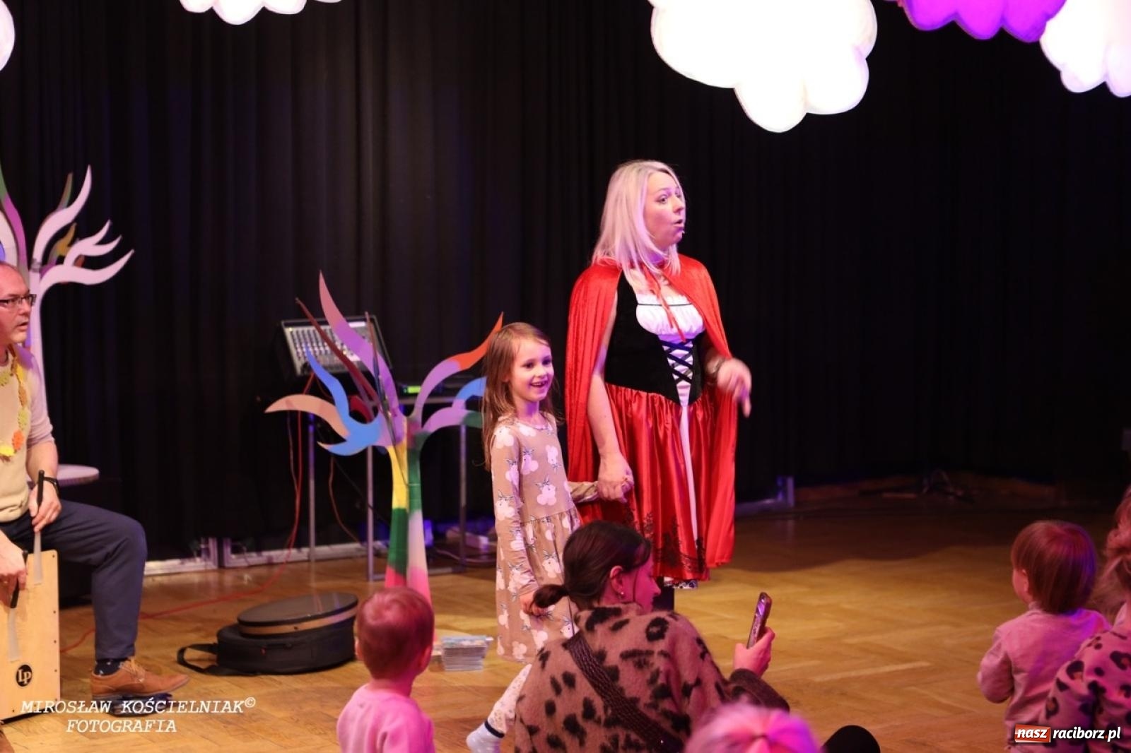 Zdjęcie w galerii na portalu naszraciborz.pl: Muzyczna podróż z Czerwonym Kapturkiem – koncert Maluchy w krainie dźwięku wiadomości z regionu