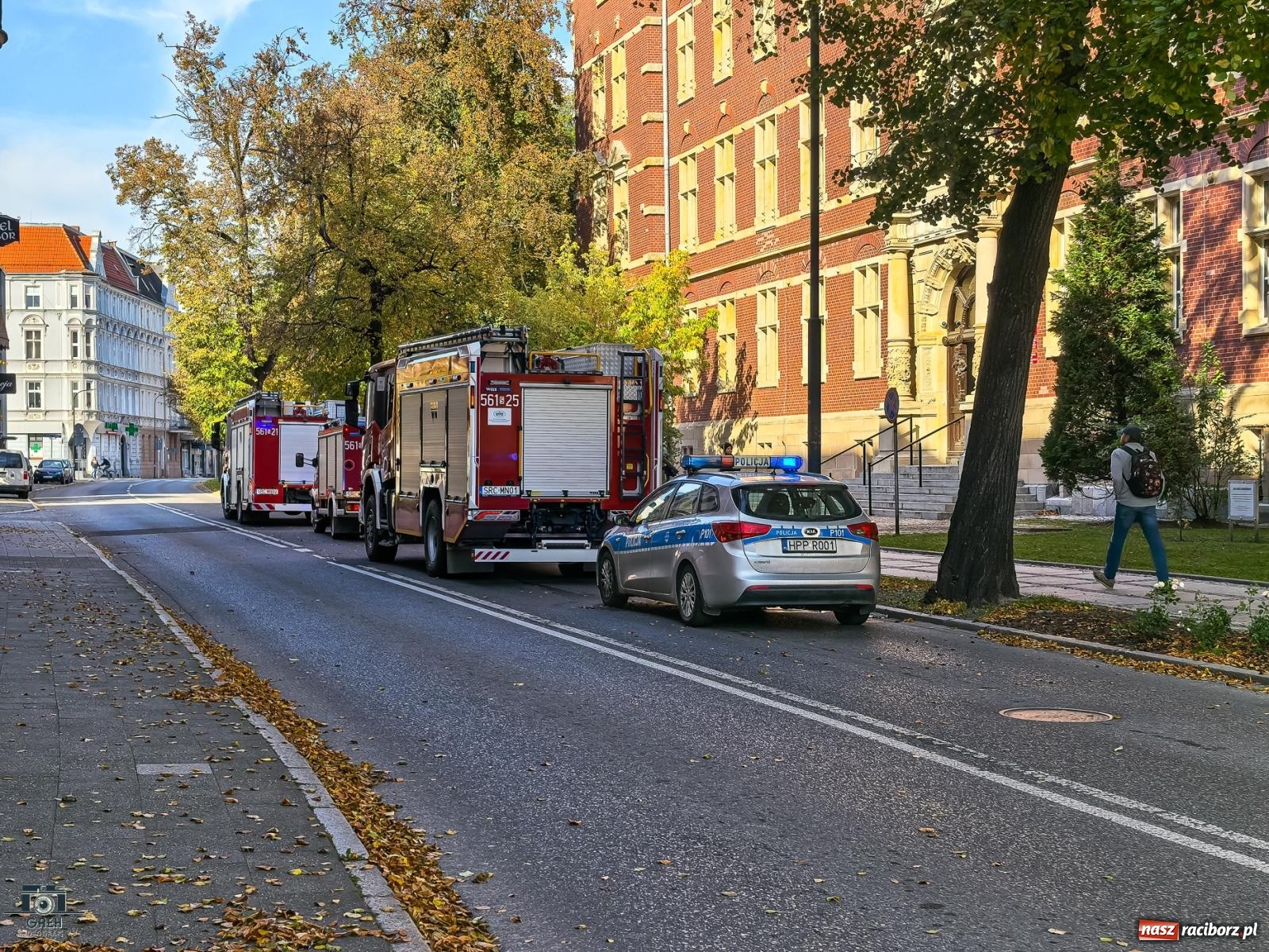 Zdjęcie w galerii na portalu naszraciborz.pl: Strażacka akcja na Wojska Polskiego. Nieznana substancja rozpylona w prokuraturze [FOTO] wiadomości z regionu