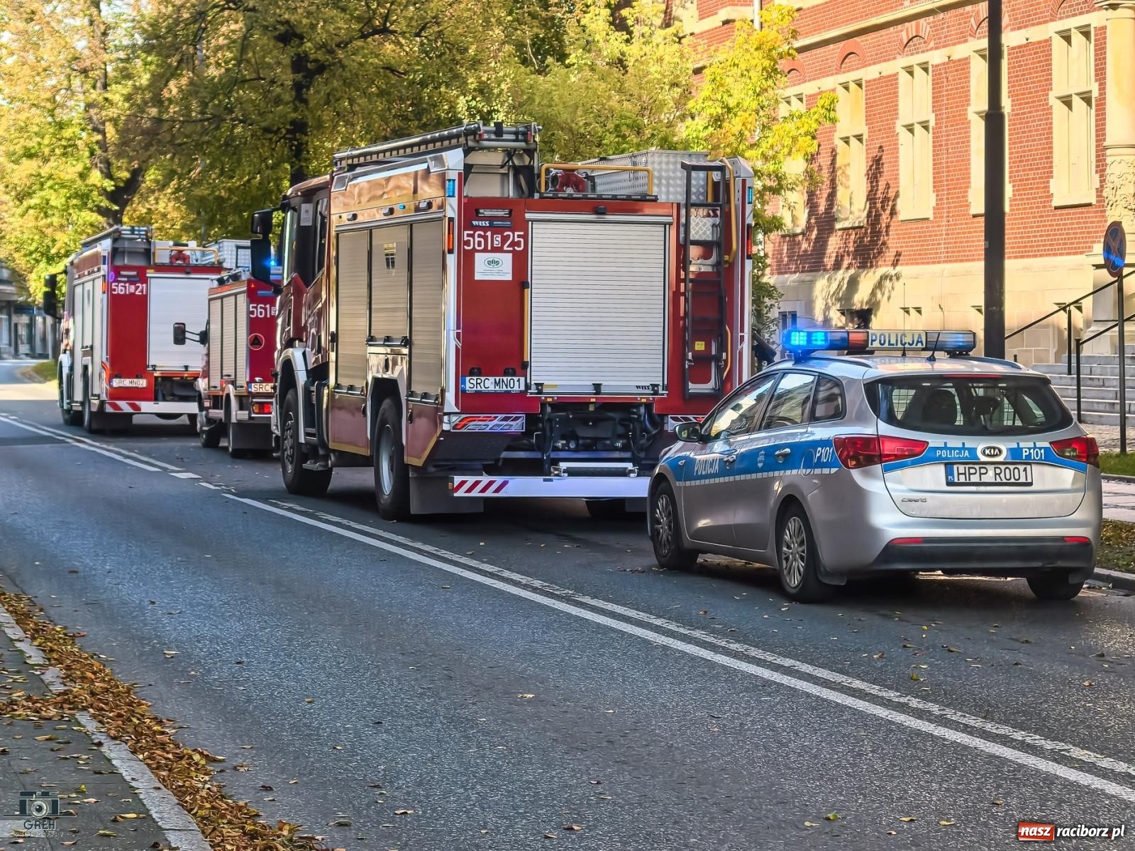Zdjęcie w galerii na portalu naszraciborz.pl: Strażacka akcja na Wojska Polskiego. Nieznana substancja rozpylona w prokuraturze [FOTO] wiadomości z regionu