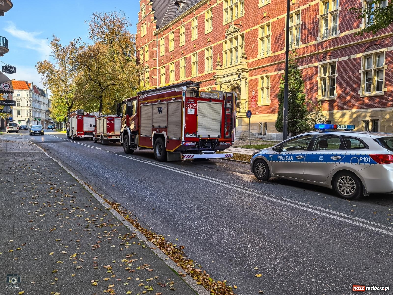 Zdjęcie w galerii na portalu naszraciborz.pl: Strażacka akcja na Wojska Polskiego. Nieznana substancja rozpylona w prokuraturze [FOTO] wiadomości z regionu