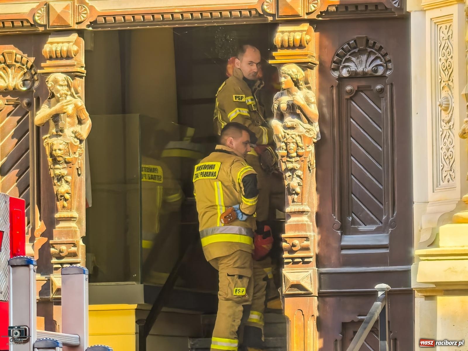 Zdjęcie w galerii na portalu naszraciborz.pl: Strażacka akcja na Wojska Polskiego. Nieznana substancja rozpylona w prokuraturze [FOTO] wiadomości z regionu