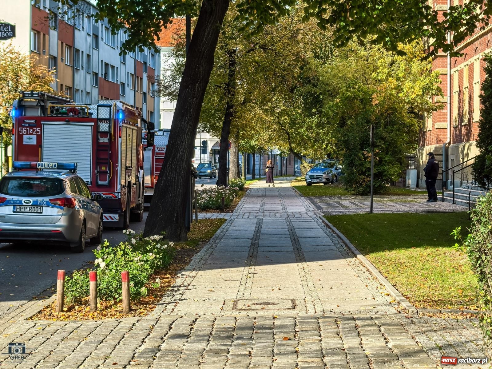 Zdjęcie w galerii na portalu naszraciborz.pl: Strażacka akcja na Wojska Polskiego. Nieznana substancja rozpylona w prokuraturze [FOTO] wiadomości z regionu