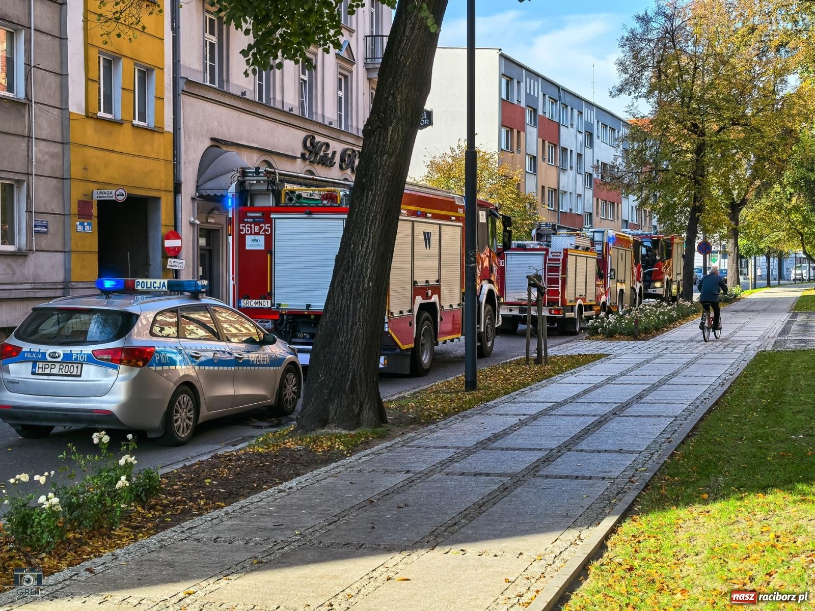 Zdjęcie w galerii na portalu naszraciborz.pl: Strażacka akcja na Wojska Polskiego. Nieznana substancja rozpylona w prokuraturze [FOTO] wiadomości z regionu