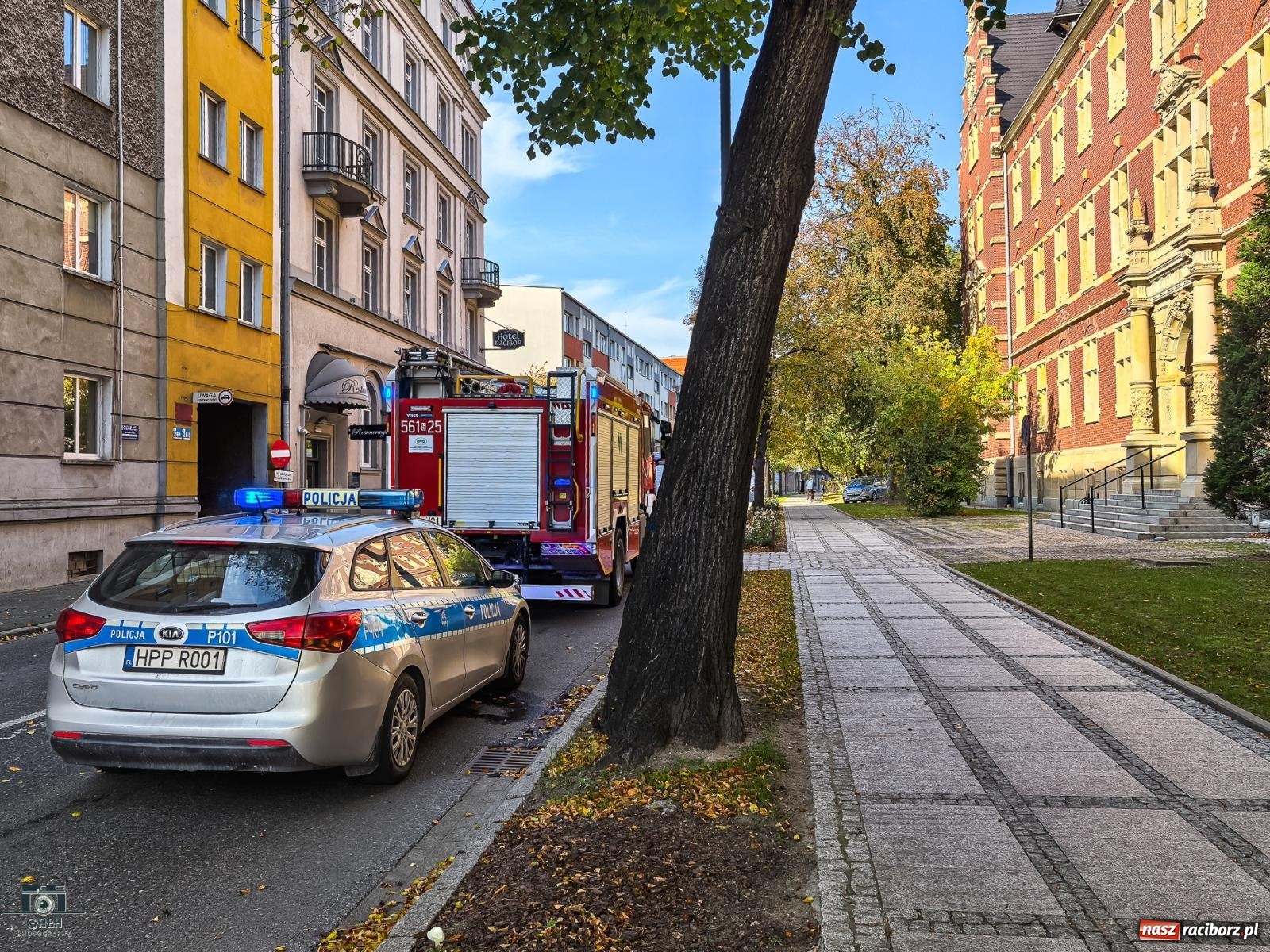 Zdjęcie w galerii na portalu naszraciborz.pl: Strażacka akcja na Wojska Polskiego. Nieznana substancja rozpylona w prokuraturze [FOTO] wiadomości z regionu