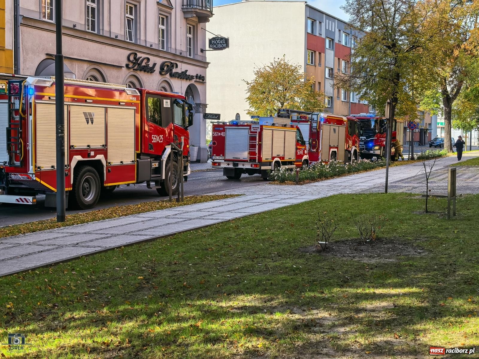 Zdjęcie w galerii na portalu naszraciborz.pl: Strażacka akcja na Wojska Polskiego. Nieznana substancja rozpylona w prokuraturze [FOTO] wiadomości z regionu