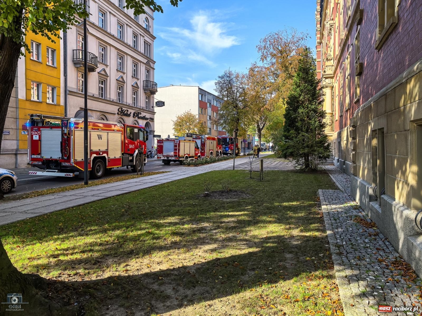 Zdjęcie w galerii na portalu naszraciborz.pl: Strażacka akcja na Wojska Polskiego. Nieznana substancja rozpylona w prokuraturze [FOTO] wiadomości z regionu