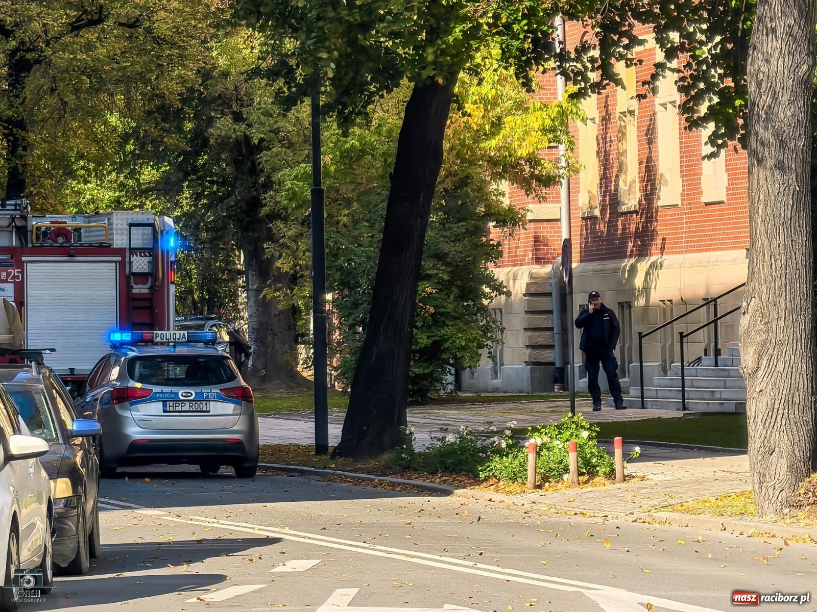 Zdjęcie w galerii na portalu naszraciborz.pl: Strażacka akcja na Wojska Polskiego. Nieznana substancja rozpylona w prokuraturze [FOTO] wiadomości z regionu