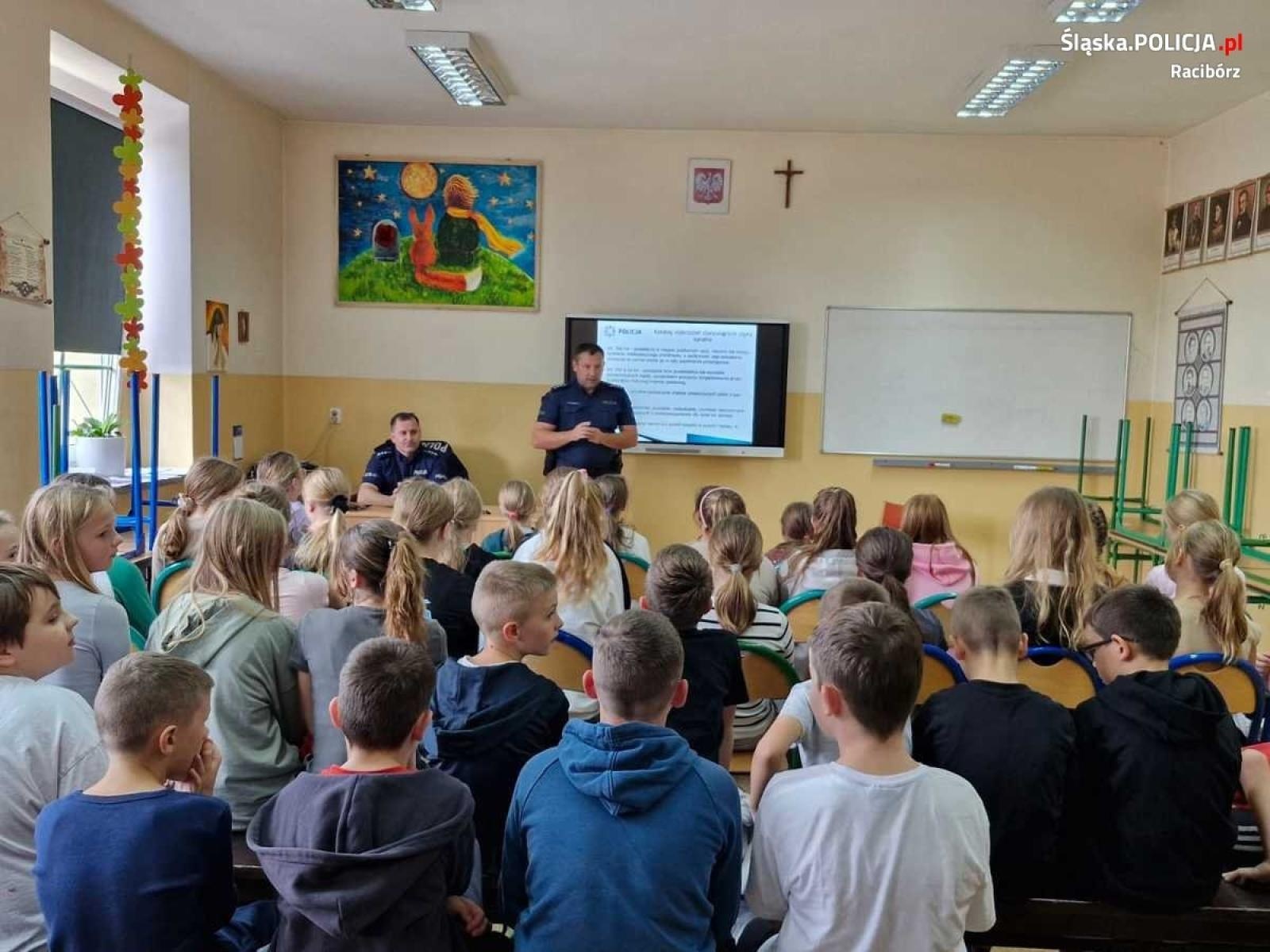 Zdjęcie w galerii na portalu naszraciborz.pl: Uczniowie szkoły w Grzegorzowicach spotkali się z dzielnicowymi wiadomości z regionu